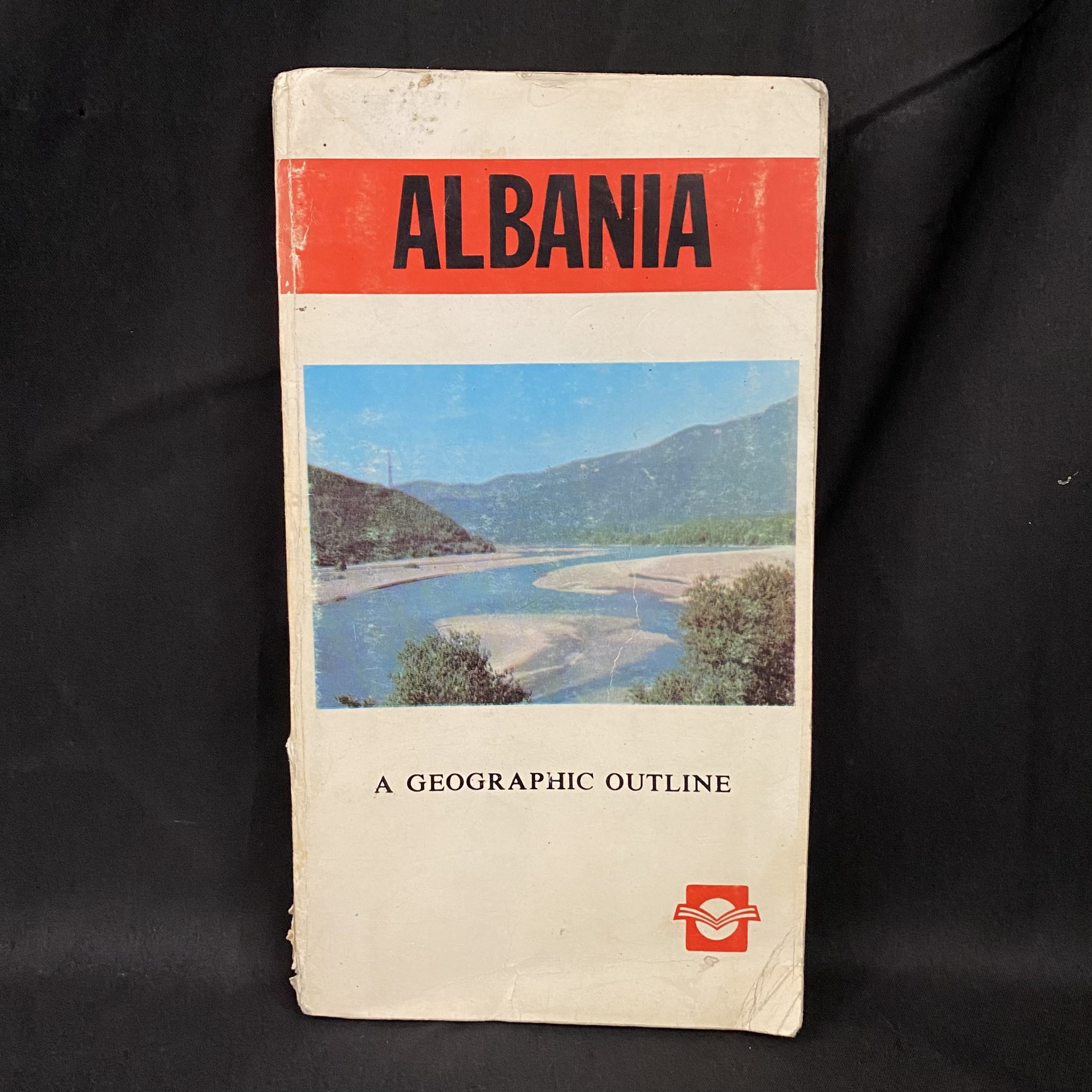 Libër i Vjetër Turistik Shqiptar ”Shqipëria-Një Skicë Gjeografike” në Anglisht Tiranë 1986